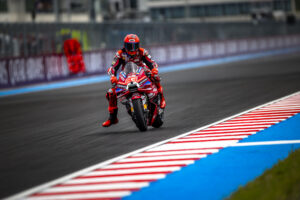 Squadra Ducati Lenovo in pista al Balaton Park durante le sessioni di prove libere