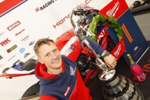 Dean Harrison con Honda CBR1000RR e Metzeler RACETEC RR Slick dopo la vittoria al Senior TT 2026