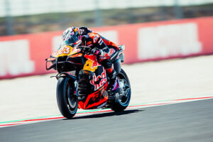 Enea Bastianini (Red Bull KTM Tech3) con la RC16 al GP d'Ungheria a Balaton Park