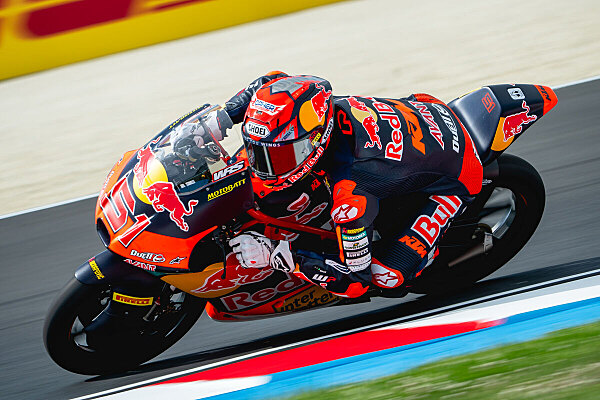 Brian Uriarte (Red Bull KTM Ajo) impegnato con la KTM RC4 a Balaton Park