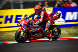 Marc Marquez e il Ducati Lenovo Team al Balaton Park durante la Sprint MotoGP