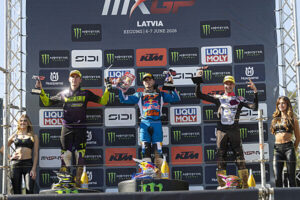 Podio MXGP a Kegums con i vincitori del GP di Lettonia in sella alle KTM