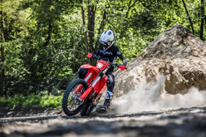 Gamma AIROH off road con i cinque caschi da Aviator III a Wraaap per il fuoristrada moderno