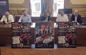 Piloti e paddock in preparazione per l'MXGP Italia a Miravalle, Montevarchi