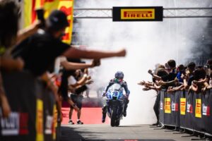 Nicolò Bulega al Misano World Circuit dopo il dominio del round con le nuove Pirelli SCQ