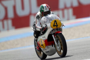 Moto storiche Yamaha presenti al Yamaha Racing Heritage Club durante l'evento a Misano