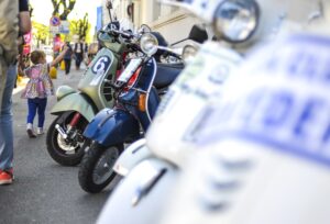 Vespa esposte al Vespa Village per Vespa Roma 2026, con modelli storici e della gamma attuale