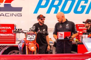 Moto Honda HRC Progressive in pista a Thunder Valley durante l'AMA Pro Motocross