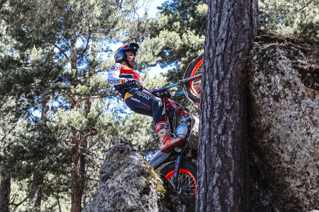 Pilota di trial in azione a Camerino durante il TrialGP d'Italia, tappa del Mondiale Trial 2026