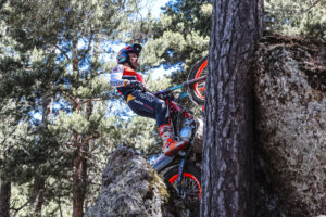 Pilota di trial in azione a Camerino durante il TrialGP d'Italia, tappa del Mondiale Trial 2026
