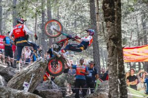 Pilota del TrialGP in gara a Camerino, tappa italiana del Mondiale Trial 2026