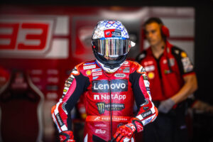 Bagnaia e Márquez del Ducati Lenovo Team durante le sessioni di practice a Brno, entrambi qualificati direttamente in Q2