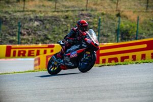 Moto schierate durante le qualifiche Brno 2026, con assetto e gomme al centro delle scelte