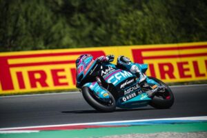 Moto in pista durante le qualifiche Brno 2026 con pneumatici Pirelli