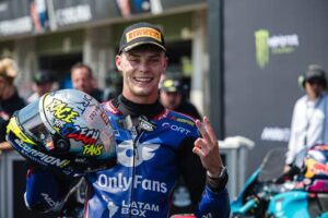 Qualifiche Brno 2026 con piloti e team impegnati nella caccia al tempo