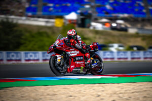 Francesco Bagnaia con la Ducati del Lenovo Team dopo la vittoria nella Sprint MotoGP di Brno