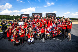 Francesco Bagnaia in pista durante la Sprint MotoGP di Brno con la Ducati Lenovo Team