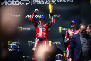 Marc Márquez e la Ducati Lenovo Team al MotoGP Brno dopo la vittoria