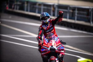 Marc Márquez con la Ducati Lenovo Team al GP di Brno dopo la vittoria