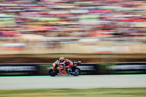 Pedro Acosta su KTM RC16 durante il weekend di MotoGP a Brno