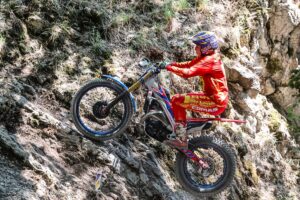Piloti in gara al TrialGP d'Italia 2026 a Camerino su terreno ripido e scivoloso