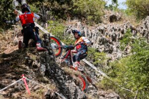Pilota in azione al TrialGP Italia 2026 sui pendii di Camerino
