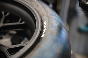 Pneumatici Pirelli per MotoGP 2027 in prova a Brno con piloti titolari