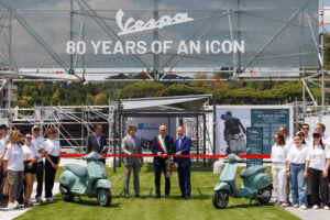 Vespa esposta al Vespa Village del Foro Italico durante le celebrazioni per i 80 anni di Vespa