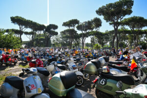 Scooter e partecipanti al Vespa Village durante le celebrazioni per gli 80 anni di Vespa