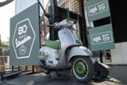 Vespa Edizione Ottantesimo GTS 310 con livrea grigio acciaio e dettagli verdi