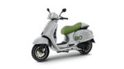 Vespa Edizione Ottantesimo GTS 310 con livrea grigio materico e accenti verdi, serie limitata numerata