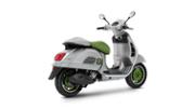 Vespa Edizione Ottantesimo GTS 310 in livrea grigio materico con dettagli verde