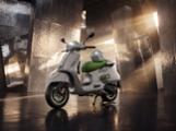 Vespa Edizione Ottantesimo GTS 310 con livrea grigio acciaio e dettagli verdi celebrativi