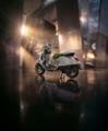 Vespa Edizione Ottantesimo GTS 310 in livrea grigio acciaio con dettagli verdi e targhetta numerata della serie limitata
