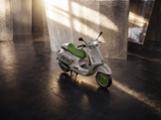 Bauletto da 36 litri e casco coordinato inclusi nella dotazione della Vespa Edizione Ottantesimo