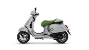 Vespa Edizione Ottantesimo GTS 310 con livrea grigio acciaio e dettagli verdi, serie limitata 1946 esemplari