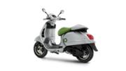 Vespa Edizione Ottantesimo GTS 310 con livrea grigio acciaio e dettagli verdi