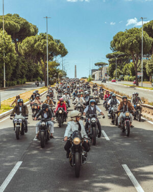 Rider del The Distinguished Gentleman's Ride 2026 durante l'evento benefico