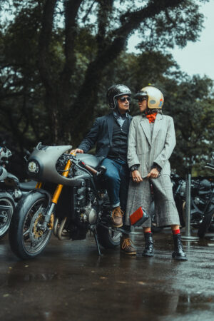 Partecipanti al Distinguished Gentleman's Ride 2026 in sella a moto d'ispirazione classica