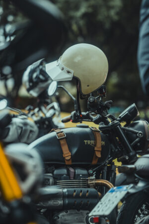 Rider Triumph partecipanti al The Distinguished Gentleman's Ride 2026 durante l'evento benefico
