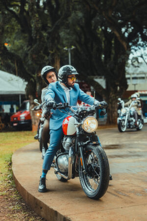 Partecipanti al The Distinguished Gentleman's Ride 2026 su moto d'ispirazione classica per Movember