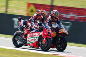 Team Honda HRC Castrol ad Assen durante le sessioni del venerdì, impegnato nella messa a punto