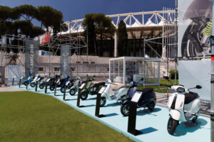 Gamma Vespa esposta al Vespa Village del Foro Italico per l'80° anniversario