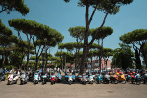 Vespisti in prova di gimkana durante Vespa Roma 2026