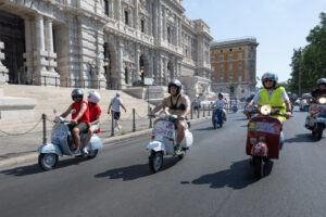 Vespa durante le celebrazioni di Vespa Roma 2026