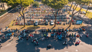 Vespe in parata a Roma durante Vespa Roma 2026
