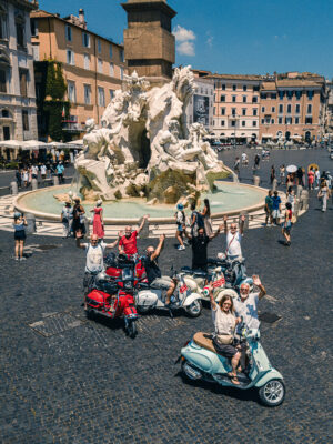 Vespa in parata per Vespa Roma 2026 nel centro di Roma