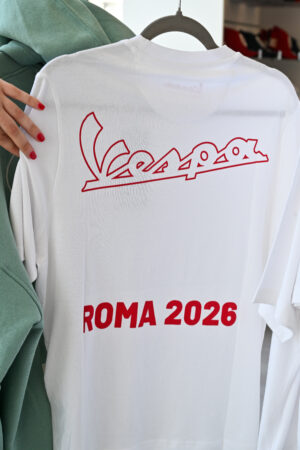 Vespa della gamma esposta al Vespa Village durante Vespa Roma 2026, in occasione dell'80° anniversario
