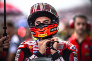Desmosedici del Ducati Lenovo Team impegnata nella Sprint al TT Circuit Assen