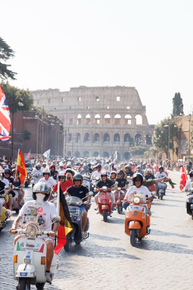 Serpentone di Vespa in parata durante il Raduno Vespa Roma 2026